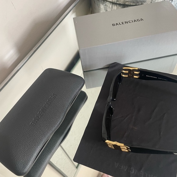 Balenciaga SUNGLASSES IN BLACK - Picture 5 of 10